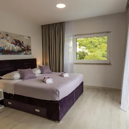 Shine Veliko Brdo (Makarska)